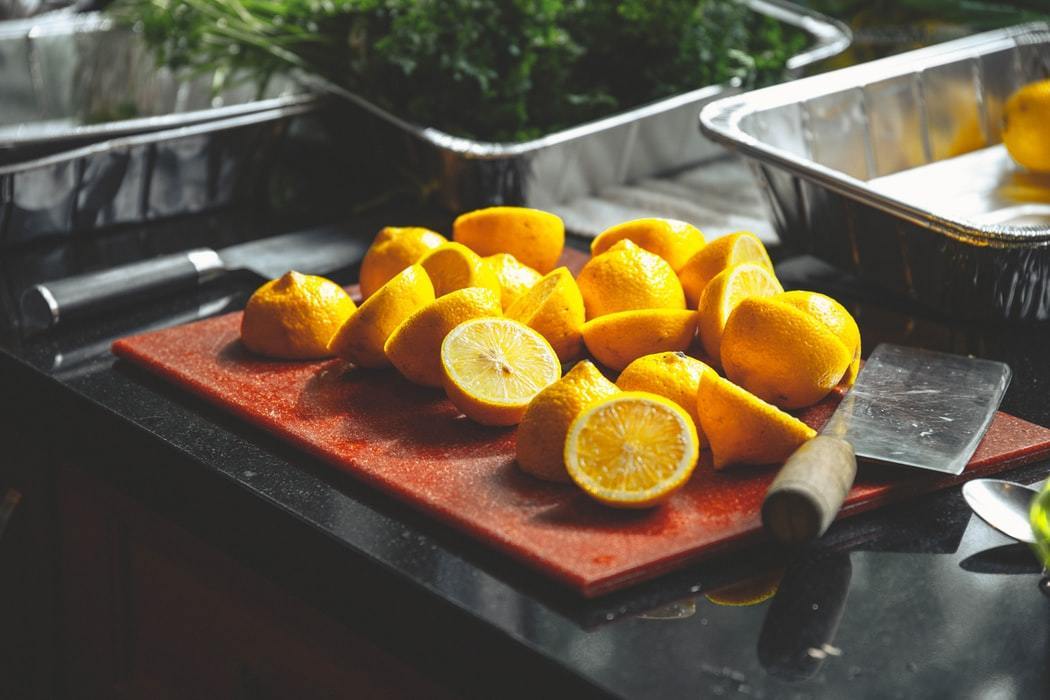 Why are Stainless Steel Knives preferred when cutting acidic foods? | Coolina